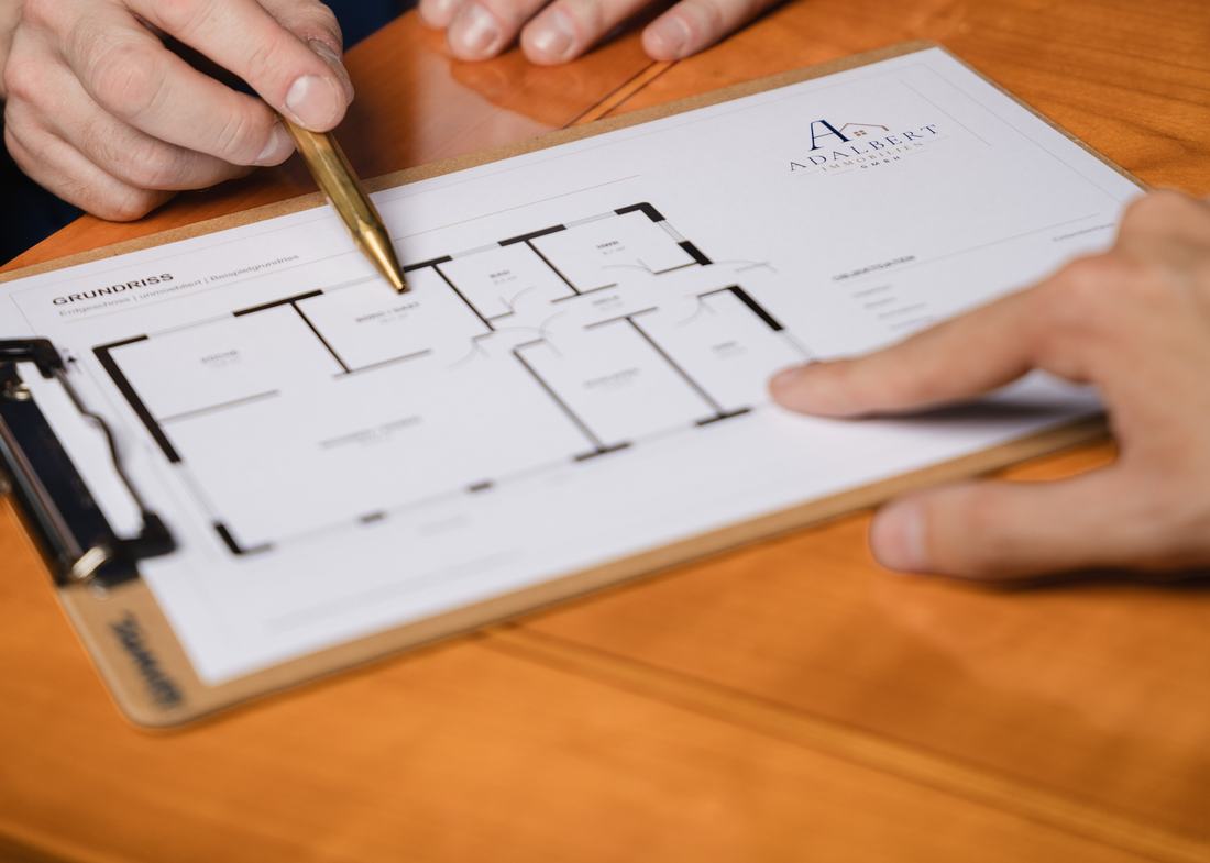 Grundriss wird mit dem Stift analysiert